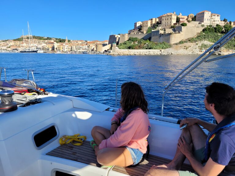 Aller en Corse à la voile vers Calvi ou à St Raphael